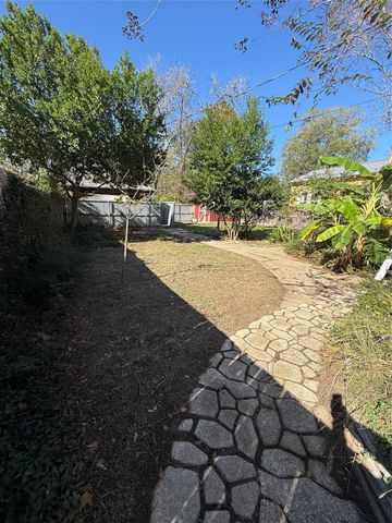 705 Gresham ST, Smithville, TX 78957