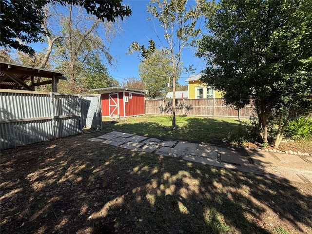 705 Gresham ST, Smithville, TX 78957