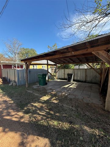 705 Gresham ST, Smithville, TX 78957
