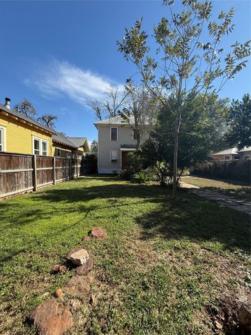 705 Gresham ST, Smithville, TX 78957