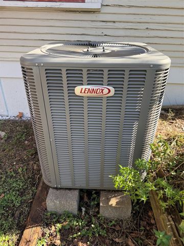 705 Gresham ST, Smithville, TX 78957