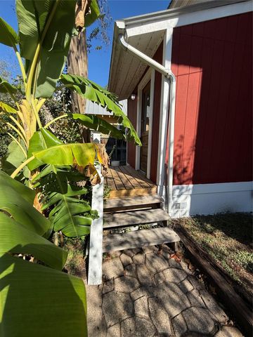 705 Gresham ST, Smithville, TX 78957