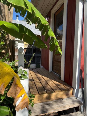 705 Gresham ST, Smithville, TX 78957