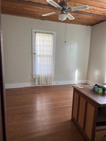 705 Gresham ST, Smithville, TX 78957