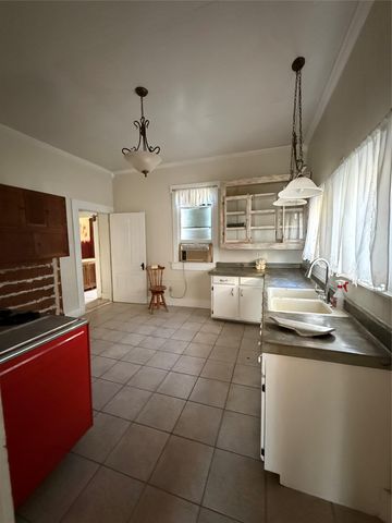 705 Gresham ST, Smithville, TX 78957