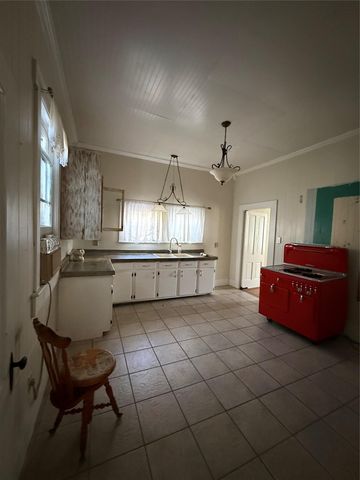 705 Gresham ST, Smithville, TX 78957