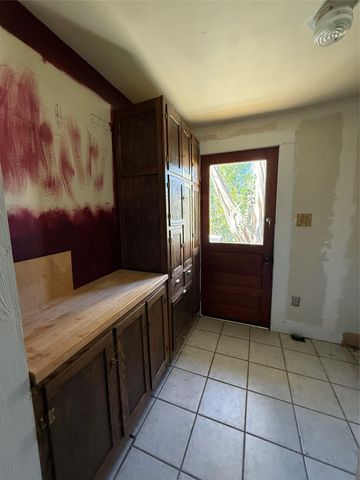 705 Gresham ST, Smithville, TX 78957