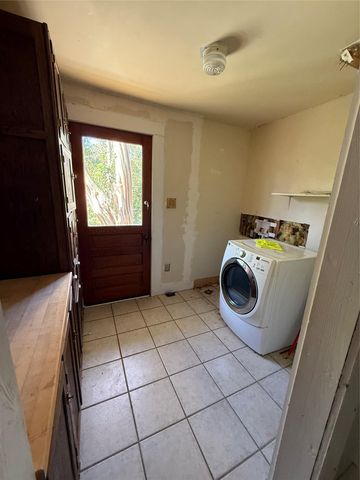 705 Gresham ST, Smithville, TX 78957