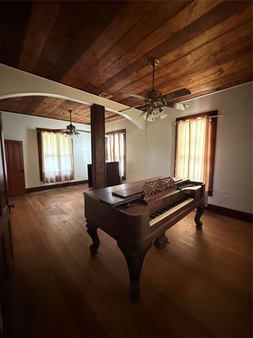 705 Gresham ST, Smithville, TX 78957