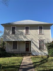 705 Gresham ST, Smithville, TX 78957