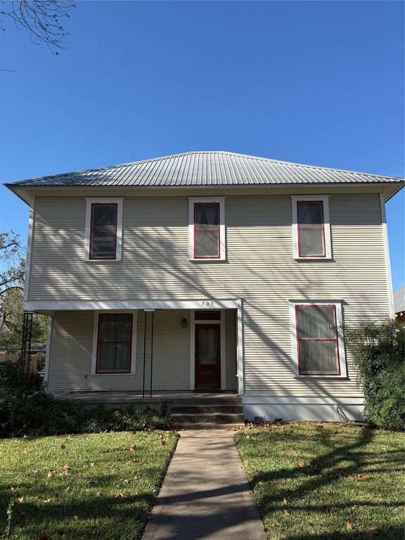705 Gresham ST, Smithville, TX 78957
