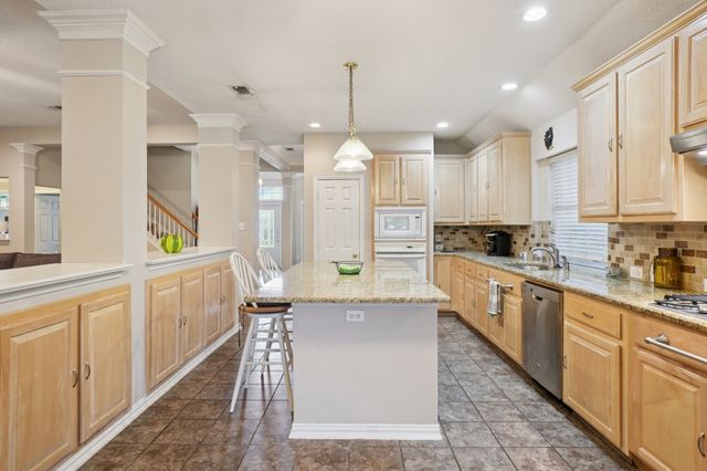 6716 Spring Valley Way, Fort Worth, TX 76132