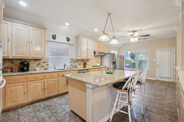 6716 Spring Valley Way, Fort Worth, TX 76132