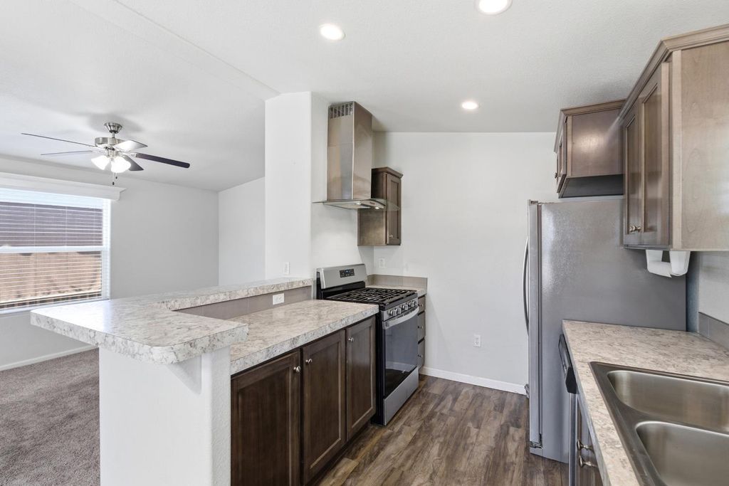 Image 11 of property listing at 1650 Villa Avenue # 28, Clovis, CA 93612