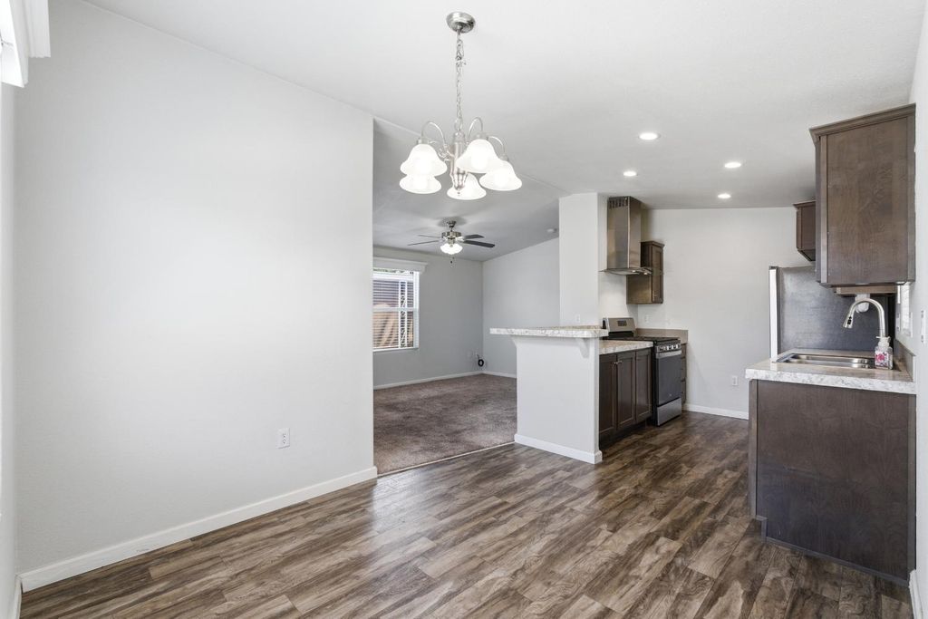 Image 9 of property listing at 1650 Villa Avenue # 28, Clovis, CA 93612