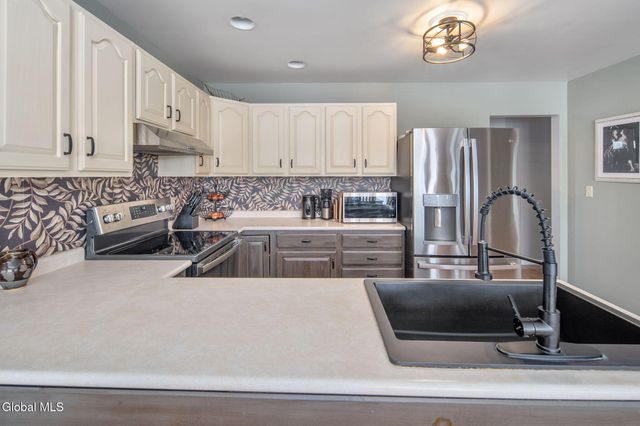 2 Robert Lane, East Greenbush, NY 12144