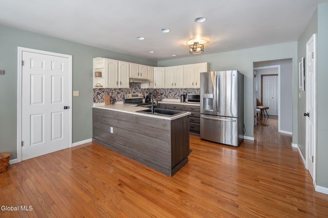 2 Robert Lane, East Greenbush, NY 12144