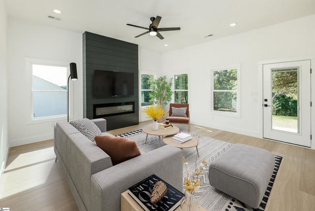 313 Tracy Court, Wellford, SC 29385