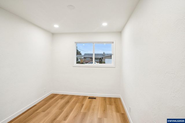 963 Vinyard Av NE, Salem, OR 97301