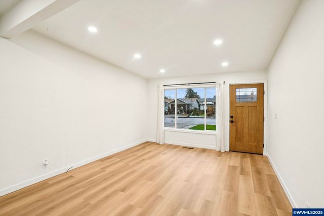 963 Vinyard Av NE, Salem, OR 97301