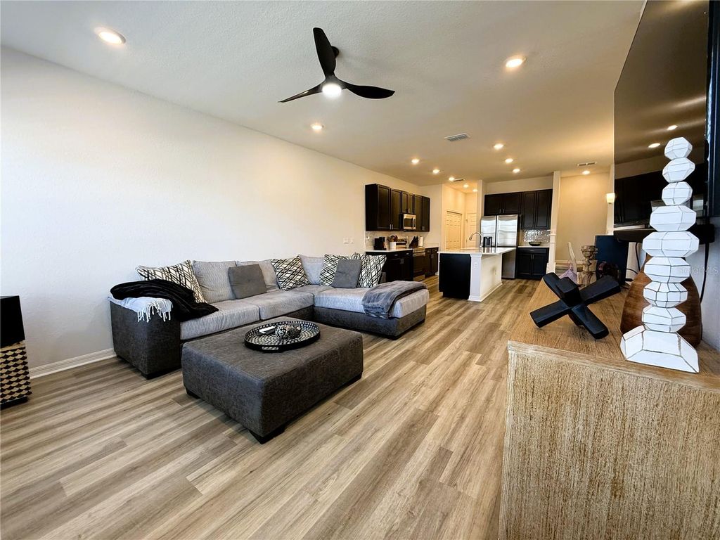 Image 2 of property listing at 390 WINDY WILLOW WAY, St Cloud, FL 34771