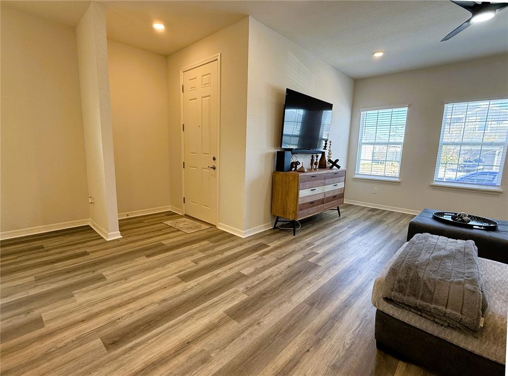 Image 5 of property listing at 390 WINDY WILLOW WAY, St Cloud, FL 34771