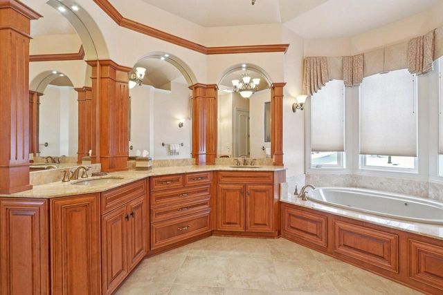 1701 E Bristlecone DRIVE, Hartland, WI 53029