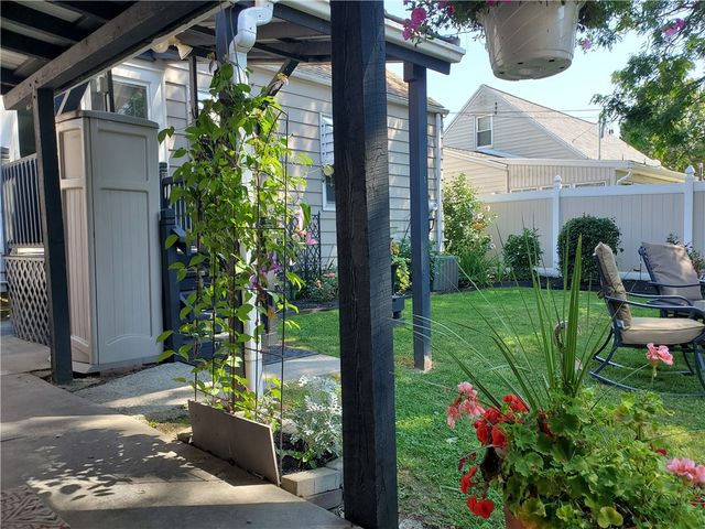 20 Emerald Drive, West Seneca, NY 14224