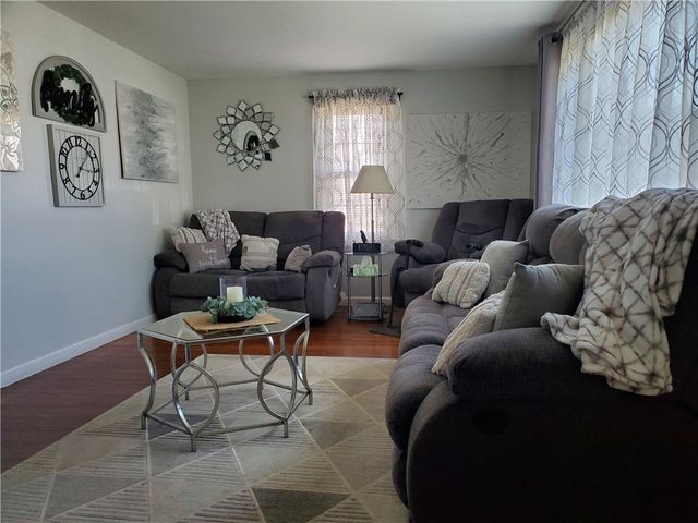 20 Emerald Drive, West Seneca, NY 14224