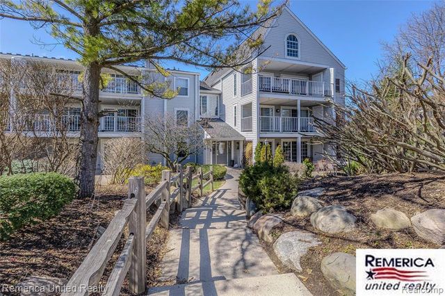 3553 Port Cove Drive 36, Waterford, MI 48328