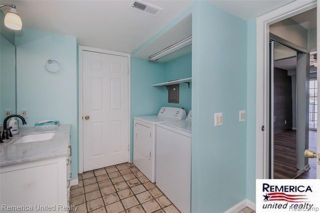 3553 Port Cove Drive 36, Waterford, MI 48328