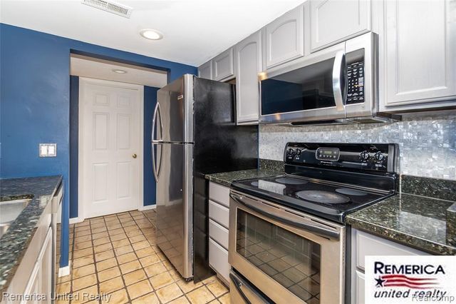 3553 Port Cove Drive 36, Waterford, MI 48328