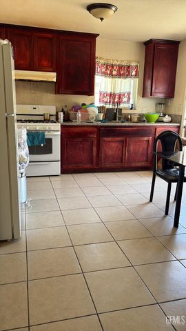 25 Augusta Street, Bakersfield, CA 93307