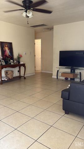 25 Augusta Street, Bakersfield, CA 93307