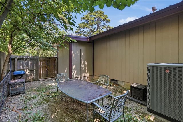 182 W Van Buren, Eureka Springs, AR 72632