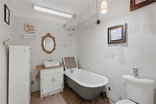 182 W Van Buren, Eureka Springs, AR 72632