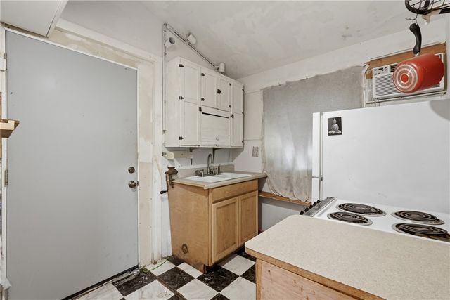 182 W Van Buren, Eureka Springs, AR 72632