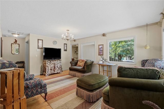 182 W Van Buren, Eureka Springs, AR 72632