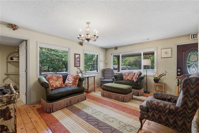 182 W Van Buren, Eureka Springs, AR 72632