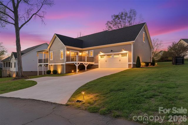 405 19th Avenue Circle NW, Hickory, NC 28601