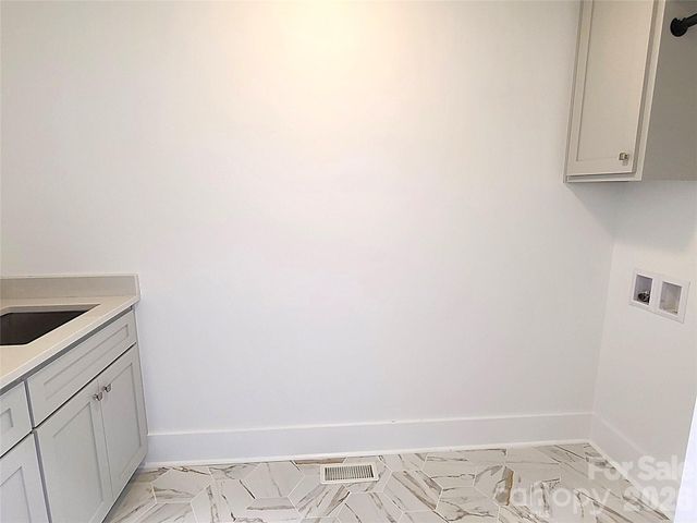 405 19th Avenue Circle NW, Hickory, NC 28601