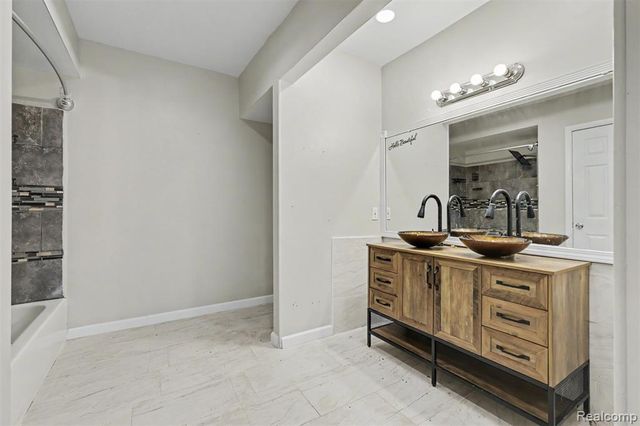 25974 Powers Avenue, Dearborn Heights, MI 48125