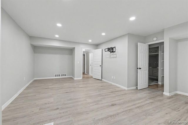 25974 Powers Avenue, Dearborn Heights, MI 48125
