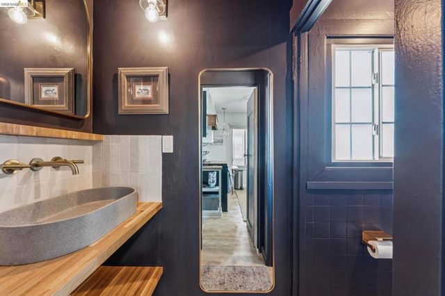 1720 Auseon Ave, Oakland, CA 94621