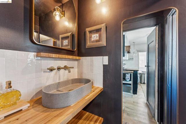 1720 Auseon Ave, Oakland, CA 94621