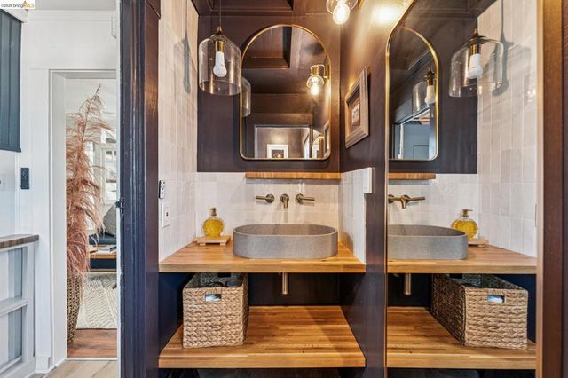 1720 Auseon Ave, Oakland, CA 94621