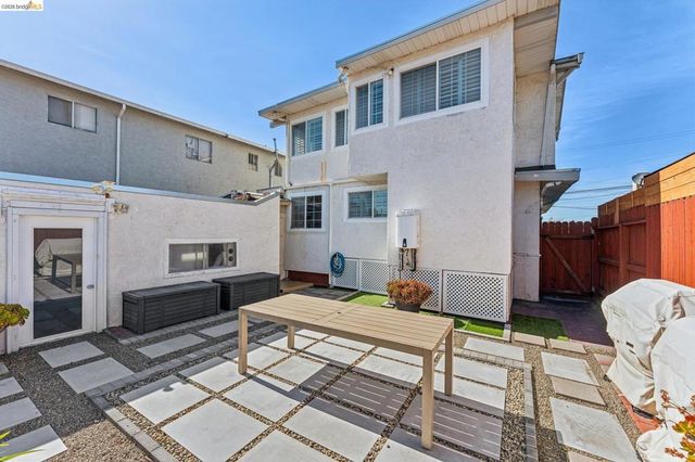 1720 Auseon Ave, Oakland, CA 94621