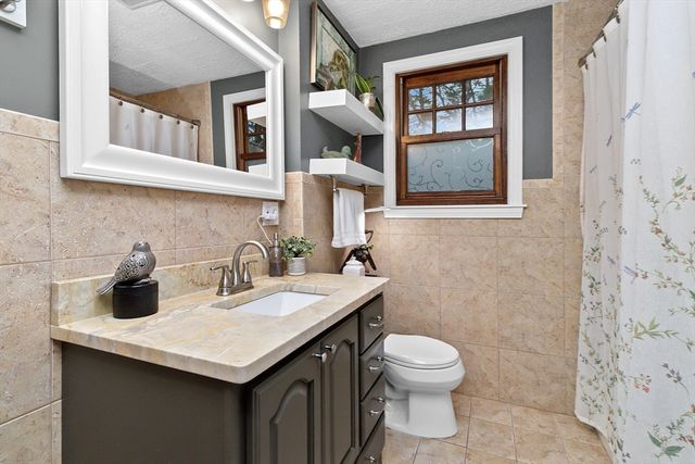 31 Maureen Dr, Tewksbury, MA 01876