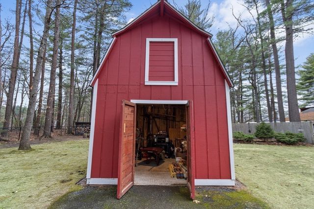 31 Maureen Dr, Tewksbury, MA 01876