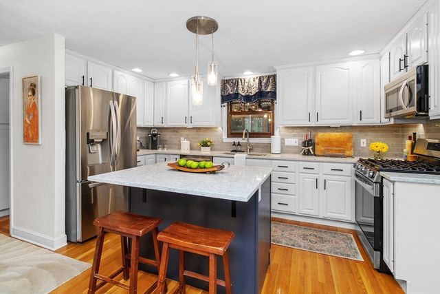 31 Maureen Dr, Tewksbury, MA 01876